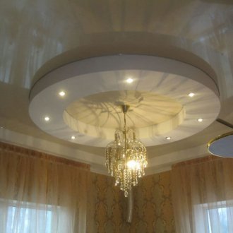 Στρογγυλή οροφή με πολυέλαιο