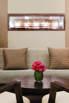 Καθιστικό με φρέσκα λουλούδια γίνεται πιο άνετα