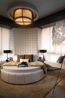 Οβάλ κρεβάτι στο υπνοδωμάτιο