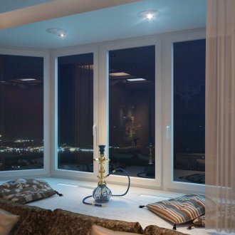 Πλαστικό περβάζι παραθύρου στο παράθυρο του κόλπου