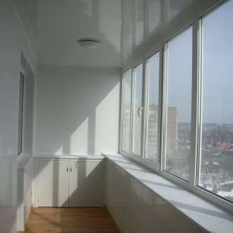 Πλαστικό περβάζι παραθύρου στην πλατφόρμα