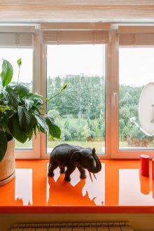 Πλαστικό πορτοκαλί περβάζι παραθύρου