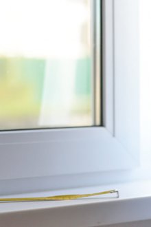 Στενό πλαστικό περβάζι παραθύρων