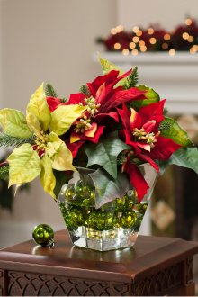 Τεχνητά λουλούδια και Χριστουγεννιάτικες μπάλες στο εσωτερικό