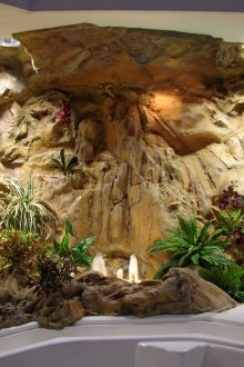 Διακοσμητικό καταρράκτη και τεχνητά φυτά στο εσωτερικό του μπάνιου