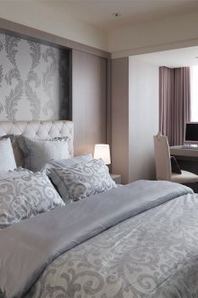 Γκρι ταπετσαρία στο υπνοδωμάτιο