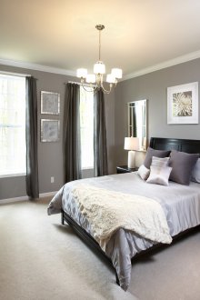 Καθρέπτες στο γκρίζο υπνοδωμάτιο