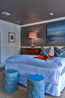 Γκρίζα οροφή στο υπνοδωμάτιο