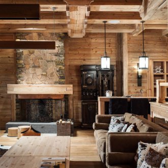 Δέντρο στο εσωτερικό του καθιστικού στη χώρα