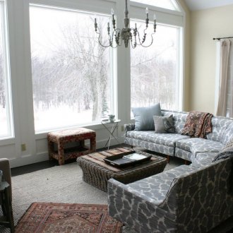 Καναπές στο σαλόνι της χώρας