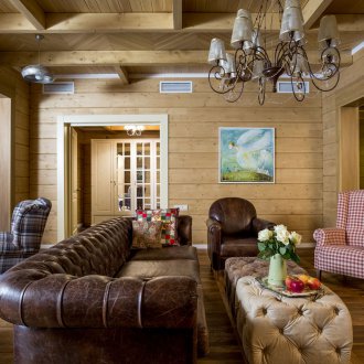Δερμάτινα έπιπλα σε ένα σαλόνι στην εξοχή