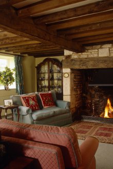 Δοκοί στην οροφή του καθιστικού μιας εξοχικής κατοικίας