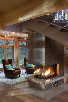 Σκάλα στο σαλόνι ενός εξοχικού σπιτιού