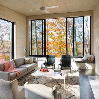 Καθιστικό με πανοραμικά παράθυρα στη χώρα