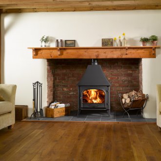 Σόμπα στο σαλόνι ενός εξοχικού σπιτιού