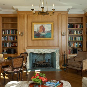 Ράφια στο καθιστικό ενός εξοχικού σπιτιού