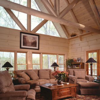 Καθιστικό με ψηλή οροφή στη χώρα