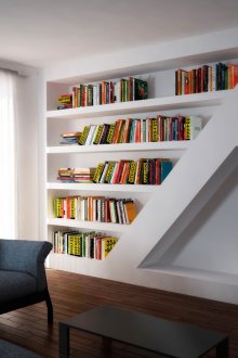 Βιβλιοθήκη σε μια θέση στο σαλόνι