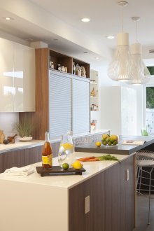 Λευκή ταπετσαρία που πλένεται στην ευρύχωρη κουζίνα