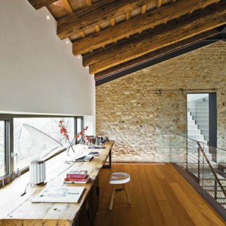 Παράθυρο περβάζι σε εξοχική κατοικία