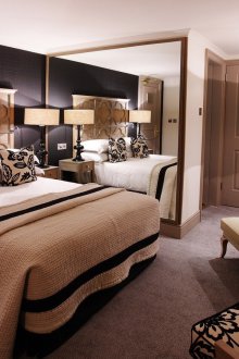 Κρεβάτι απέναντι από τον καθρέφτη στο φενγκ σούι