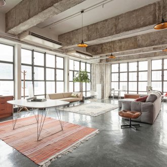 Στο σαλόνι οροφής με σοφίτα