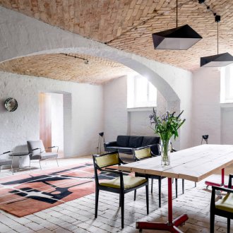 Τοιχοποιία στην οροφή στο εσωτερικό του σοφίτα