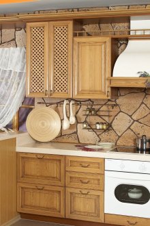 Vinyl ταπετσαρία κάτω από την πέτρα στην κουζίνα