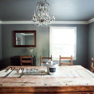 Γκρίζα οροφή στην τραπεζαρία