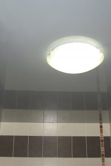 Γκρι ψευδοροφή στο μπάνιο