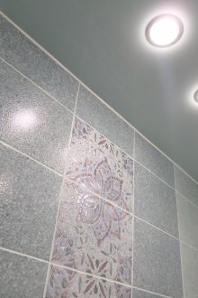 Γκρι τέντωμα οροφής στο εσωτερικό του μπάνιου