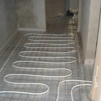 Ang pinainitang sahig sa banyo mula sa mainit na tubig