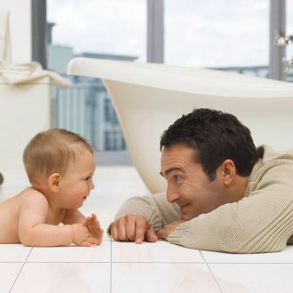 Δάπεδο με πλακάκια κάτω από το κεραμίδι στο μπάνιο