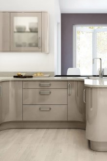 Γκρι και λευκό μη υφανθεί ταπετσαρία στην κουζίνα