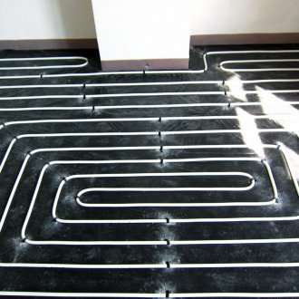 Ζεστό πάτωμα κάτω από το λουτρό