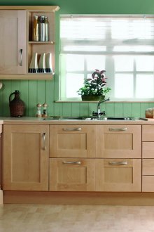 Πράσινη μη υφασμένα ριγωτά ταπετσαρία στην κουζίνα