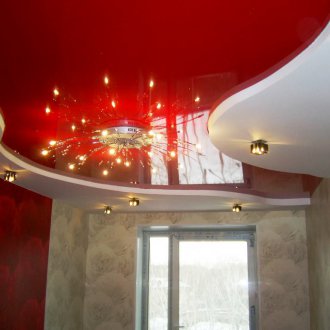 Red suspended ceiling in the bedroom