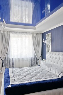 Blue stretch ceiling in the bedroom