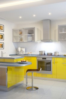 Πλένεται λευκή ταπετσαρία κουζίνας