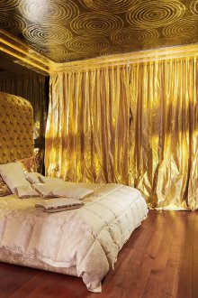 Golden stretch ceiling in the bedroom