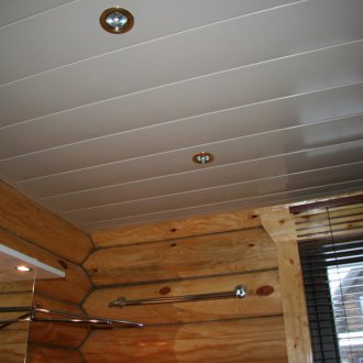 Οροφή από πάνελ PVC σε ξύλινο σπίτι