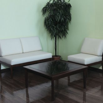 Στενό ξύλινο καναπέ