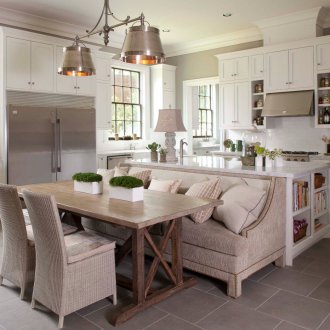 Αποικιακός στενός καναπές