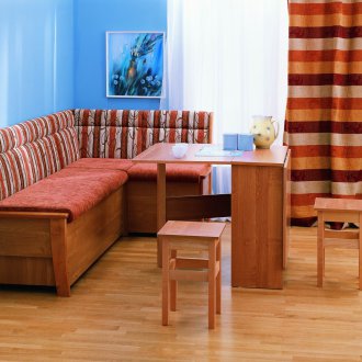 Στενό κόκκινο καναπέ