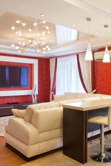 Δύο επιπέδων μπεζ οροφής