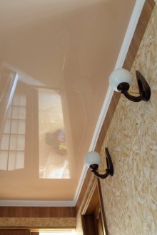 Μπεζ γυαλιστερή οροφή