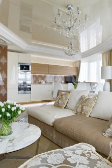 Μπεζ οροφή στο καθιστικό