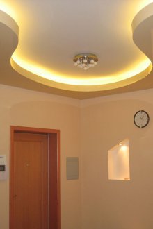 Μπεζ οροφή με φωτισμό στο διάδρομο