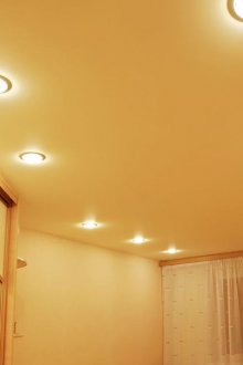 Μπεζ οροφή με φώτα