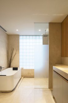 Μπεζ οροφή μπάνιου